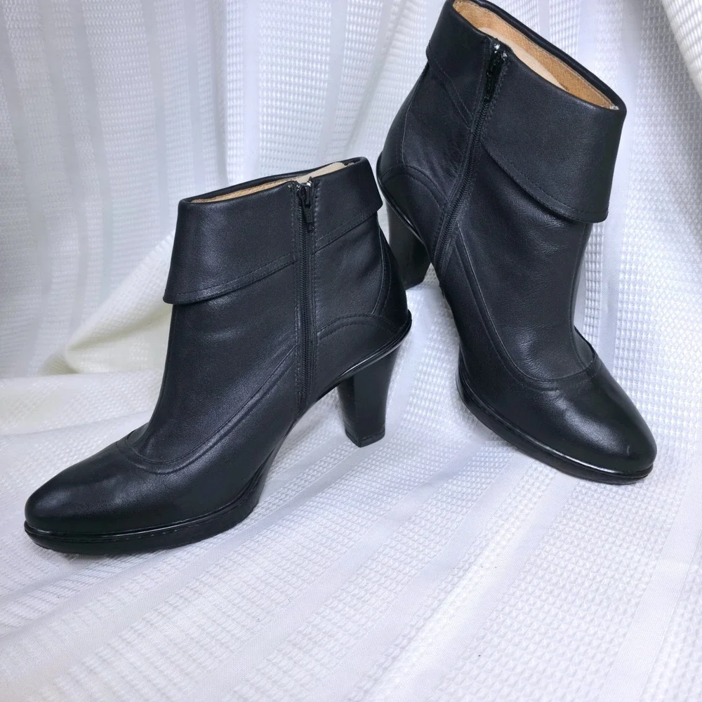 Sofft Black Leather Rochelle Ankle Boots Cuff Block Heel Booties 9.5M 1404201